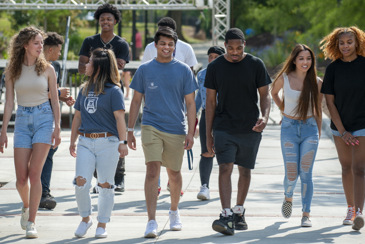 学生 walking on campus at Augusta University.